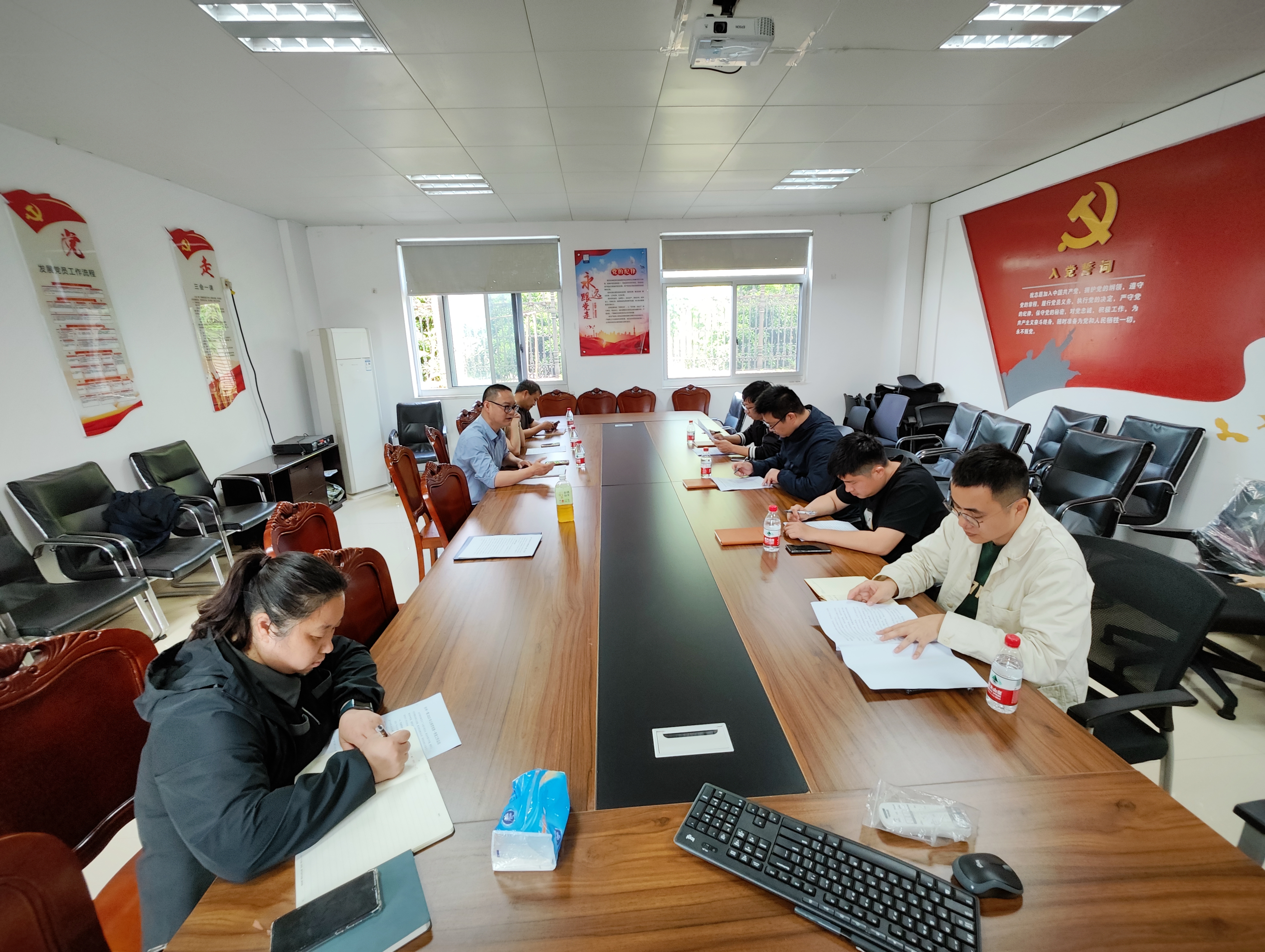 bda014bdc529de92249b53d852ff95f.jpg