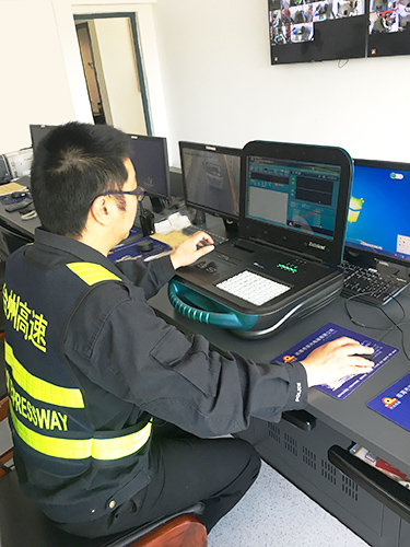 工作人員在安裝便攜機系統.jpg